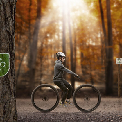 "30 CENTYMENTRÓW PONAD CHODNIKAMI"