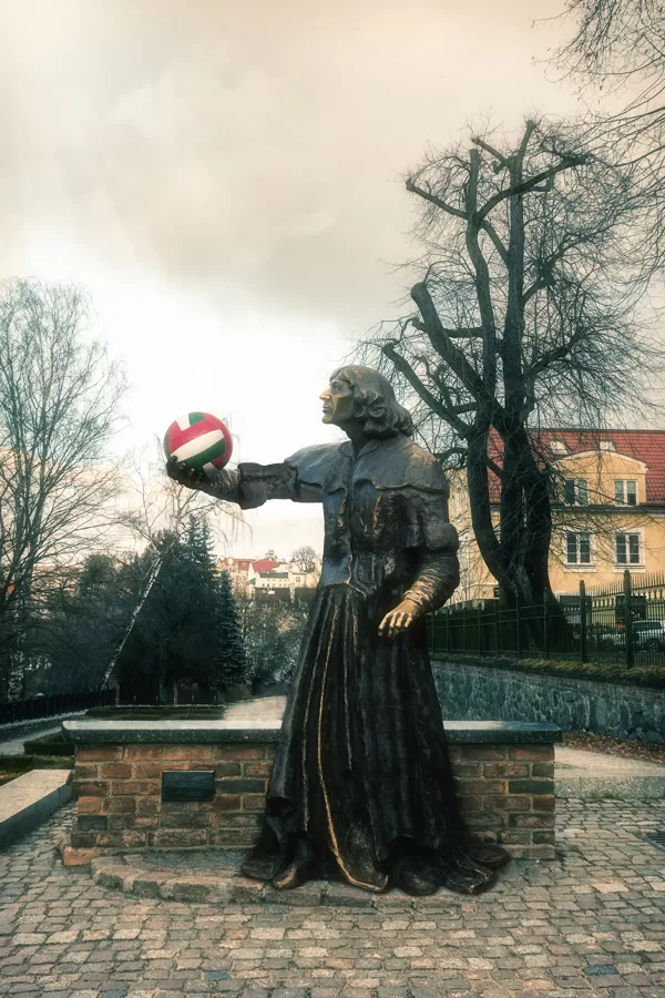 GŁUPIO STAĆ CZY MĄDRZE SIEDZIEĆ?
